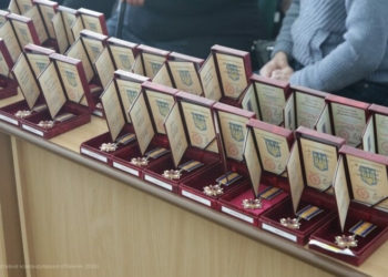 У Чернігові родинам загиблих захисників передали посмертні державні нагороди