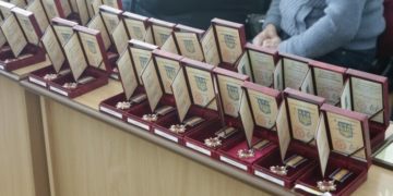 У Чернігові родинам загиблих захисників передали посмертні державні нагороди