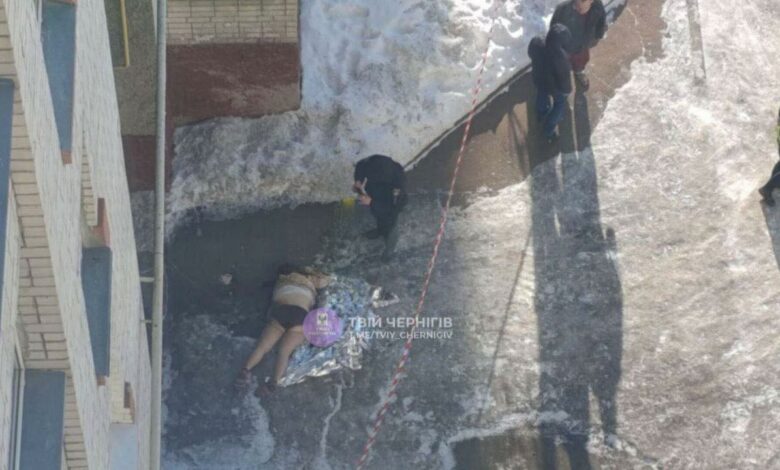 У Чернігові жінка вистрибнула з вікна восьмого поверху