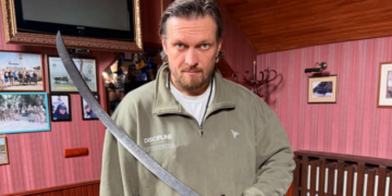 У Корюківці виготовили унікальну шаблю Олександру Усику (Фото)