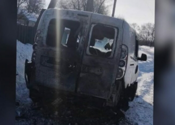 Вранці ворог обстріляв село Пушкарі на Чернігівщині: під ударом – цивільне авто