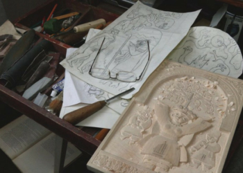 Працює ночами, не визнає Інтернету, а образи бере з книжок та природи: історія 77-річного різьбяра з Чернігівщини