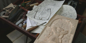 Працює ночами, не визнає Інтернету, а образи бере з книжок та природи: історія 77-річного різьбяра з Чернігівщини