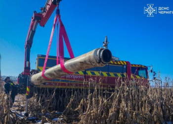 Ще одну частину російської ракети виявили у полі на Чернігівщині піротехніки ДСНС