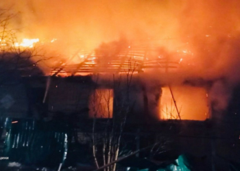 Власника помешкання госпіталізували: внаслідок влучання російського БпЛА загорівся будинок у Корюківському районі