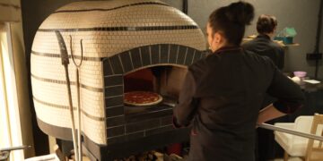 «Наша «родзинка» — дров’яна піч»: як 21-річна чернігівка відкрила власну піцерію у Мені