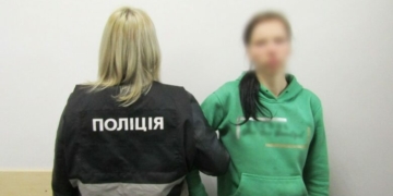 На Чернігівщині 23-річна дівчина вдерлася до будинку та пограбувала стареньку жінку