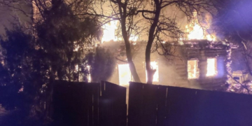 Повністю згорів приватний будинок: росіяни ударними БпЛА атакували два села у прикордонній Новгород-Сіверській громаді