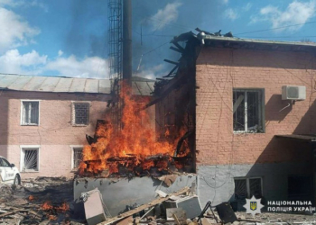 Росіяни безпілотником поцілили у відділ поліції у Прилуках на Чернігівщині: є поранений цивільний чоловік