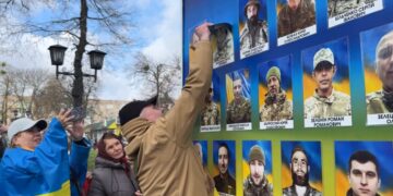 Колишній полонений Сергій Баранюк власноруч зняв свій портрет з «Банера надії» у Прилуках на Чернігівщині