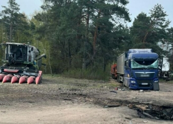 Уражено вантажівки, сільгосптехніку та будівлі: ворог атакував громаду на Чернігівщині (Фото)