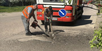 «Будемо сподіватися, що рік пролежить»: у Прилуках почали ремонтувати дороги з бетонним покриттям