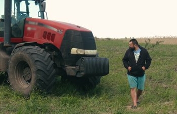 «Так мене «привітали» у день народження»: що розповів тракторист, біля якого у полі на Чернігівщині вибухнув дрон РФ
