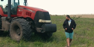 «Так мене «привітали» у день народження»: що розповів тракторист, біля якого у полі на Чернігівщині вибухнув дрон РФ