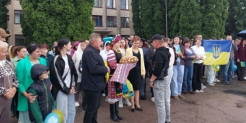 Зустрічали з короваєм: на Чернігівщину після понад трьох років полону повернувся воїн (Фото)