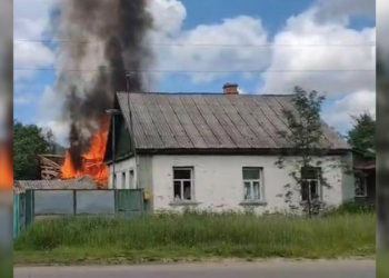 Горіла будівля, пошкоджений автомобіль: армія РФ атакувала прикордонну Семенівку FPV-дронами