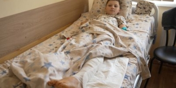 «Бабуся накрила мене»: історія 10-річного Матвія, який зазнав поранення під час атаки РФ на магазин АТБ у Чернігові