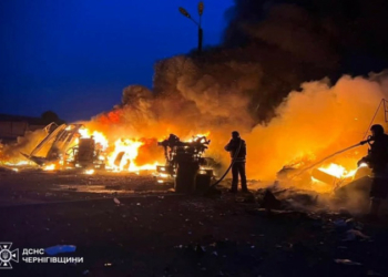 Знищені вантажівки, загорілися пиломатеріали: внаслідок атаки РФ сталися пожежі у двох районах Чернігівщини