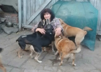 «Ми живі, і тварини хочуть жити, а я вже ні…»: жінка з Чернігівського прикордоння продовжує дбати про 34 собак і 35 котів (Фото)
