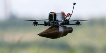 У Семенівці російський FPV-дрон поцілив у цивільну автівку