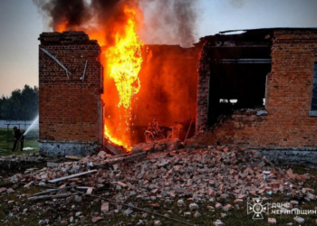 Горіло підприємство та будинок: росіяни трьома «Геранями» атакували селище в Чернігівському районі