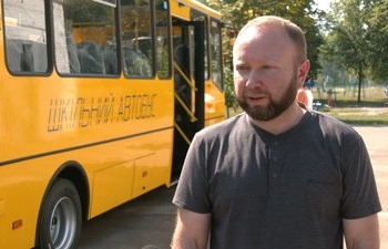 Трьом громадам Чернігівщини передали нові інклюзивні шкільні автобуси