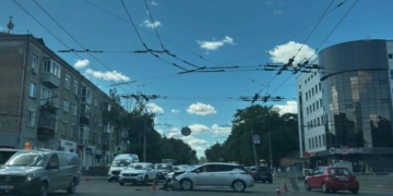 ДТП за участю автобуса поблизу ЦУМу в Чернігові (Фотофакт)