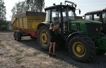Збирає урожай та знімає TikTok: історія 18-річної трактористки з Чернігівщини