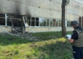 Кадри зруйнованого підприємства в Чернігові: правоохоронці працюють на місці ворожих  ударів