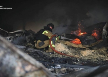 Ранкова атака на підприємство в Чернігові: спалахнули склади та недіюча будівля (Фото, Відео)