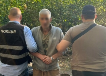 Зірвав із шиї ланцюжок з хрестиком: у Чернігові чоловік пограбував пенсіонерку