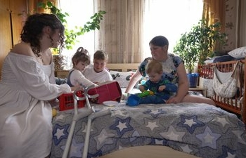 Вчиться ходити на протезі та повернулася до ведення блогу: історія багатодітної матері з Чернігівщини, яка втратила ногу