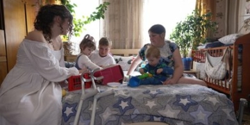 Вчиться ходити на протезі та повернулася до ведення блогу: історія багатодітної матері з Чернігівщини, яка втратила ногу