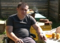 «Візок — не вирок: можна працювати і тримати пасіку»: на Чернігівщині ветеран займається бджолами та веде блог у TikTok