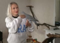 Один був ще в яйці, а інший голодував на вулиці: як вдома у чернігівки живуть два припутні, яких вона врятувала