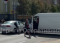У Чернігові біля міськради зіштовхнулися мікроавтобус та автівка (Фотофакт)