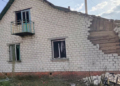 Пошкоджені фасад будівлі та автомобіль: російський БпЛА «Молнія» влучив у будинок на прикордонні Чернігівщини