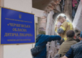 3-річну Златославу, яку рятувальники витягли з-під завалів у Прилуках, виписали з лікарні: що відомо про її стан