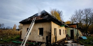 Постраждали жінка та 12-річна дитина: росіяни вдарили безпілотником по будинку в селі Менської громади