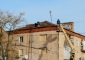 Тривають аварійно-відновлювальні роботи на місці ворожого удару по проспекту Перемоги