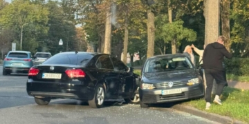 У Чернігові на вулиці Шевченка зіткнулися два автомобілі Volkswagen (Фотофакт)